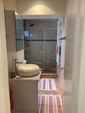 Toallas, jabón, papel de baño 
