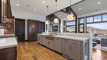 ثلاجة، ميكروويف، فرن، موقد طهي مسطح