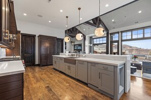 ثلاجة، ميكروويف، فرن، موقد طهي مسطح