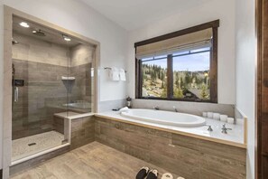 Douche, séchoir à cheveux, shampooing