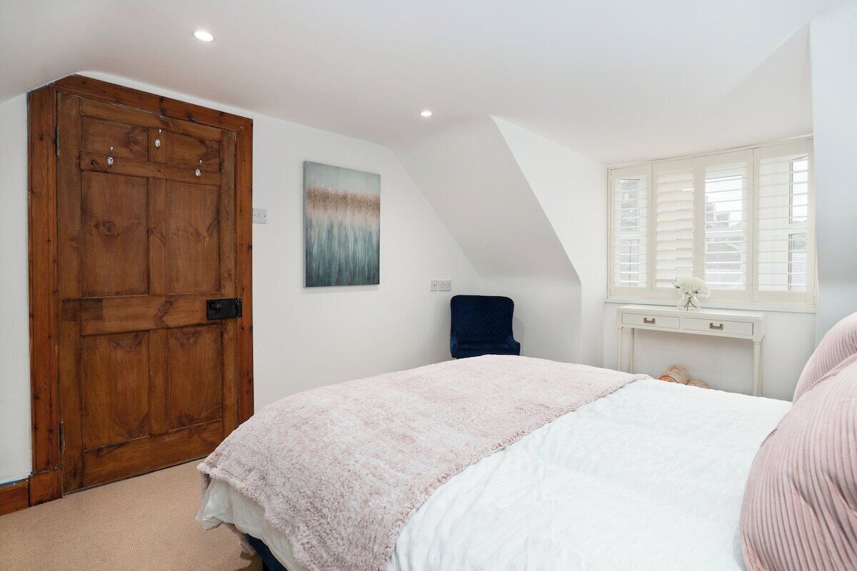 2 habitaciones, tabla de planchar con plancha, wifi y ropa de cama 