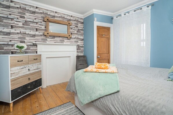 2 عدّة غرف نوم ومكواة/لوح كي وواي فاي وملاءات أسرّة