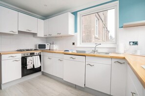 ثلاجة، ميكروويف، فرن، موقد طهي مسطح