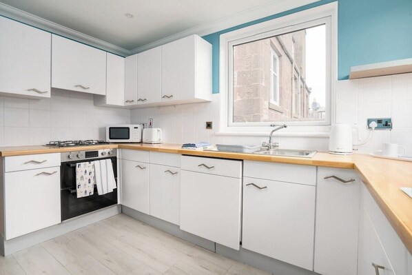 Réfrigérateur, four à micro-ondes, un four, surface de cuisson