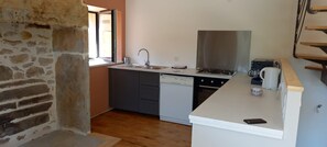 Réfrigérateur, micro-ondes, four, plaque de cuisson