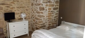 3 chambres, fer et planche à repasser, Wi-Fi, draps fournis