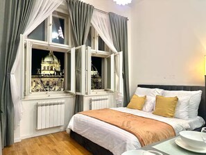 2 bedrooms, iron/ironing board, WiFi, bed sheets - Modern Prague 1 Retreat with Stunning Museum Views (Hlavní město Praha)