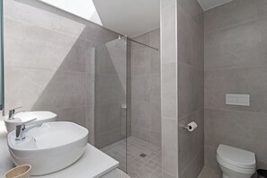 Dusche, Haartrockner, Bidet, Handtücher