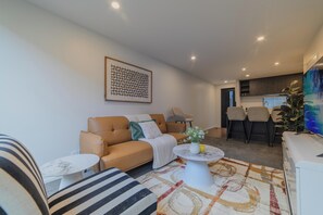 TV - Modern Addington Escape  Stylish 2br Townhouse (Christchurch)