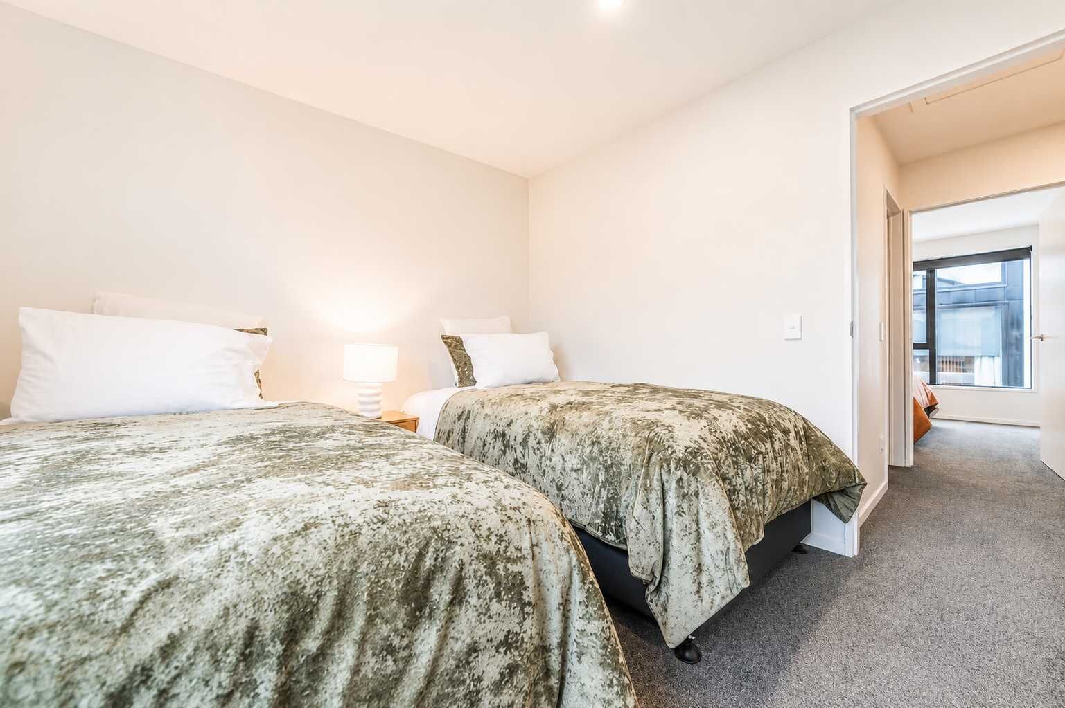 2 habitaciones, tabla de planchar con plancha, wifi y ropa de cama 