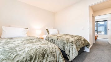 2 habitaciones, tabla de planchar con plancha, wifi y ropa de cama