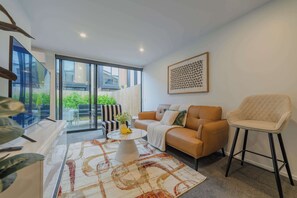 TV - Modern Addington Escape  Stylish 2br Townhouse (Christchurch)