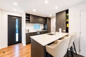 Cafetera/tetera, refrigerador, microondas, horno