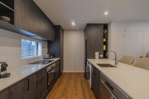 Fridge, microwave, oven, stovetop - Modern Addington Escape  Stylish 2br Townhouse (Christchurch)