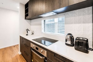 Wasserkocher mit Kaffee-/Teezubehör, Kühlschrank, Mikrowelle, Ofen