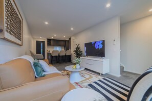 TV - Modern Addington Escape  Stylish 2br Townhouse (Christchurch)