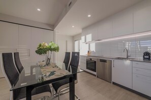 Fridge, microwave, oven, stovetop - Stylish City Escape: 2BR with Private Deck (Christchurch)