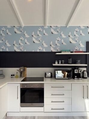 Apartemen Deluks | Dapur pribadi | Lemari es dan microwave