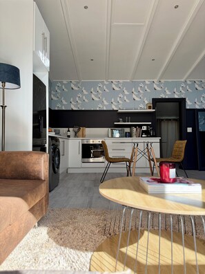 Appartement Deluxe | Cuisine privée | Réfrigérateur, four à micro-ondes, cafetière-théière, grille-pain