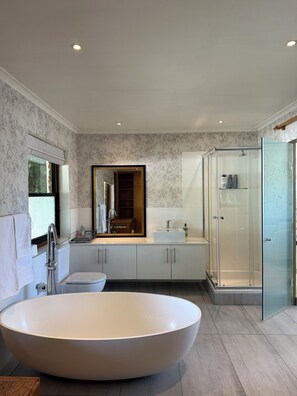 Deluxe Penthouse, Mountain View | Bathroom | Shower, hair dryer, towels, soap - Tranquility (Cape Town)