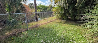 Charming 2-bedroom house on fresh water canal.