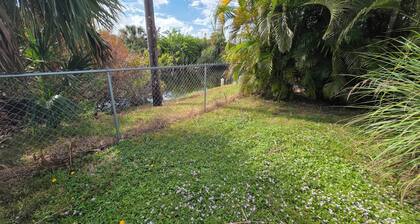 Charming 2-bedroom house on fresh water canal.