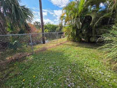 Charming 2-bedroom house on fresh water canal.