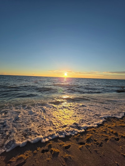 Charming 2-bedroom house on fresh water canal.