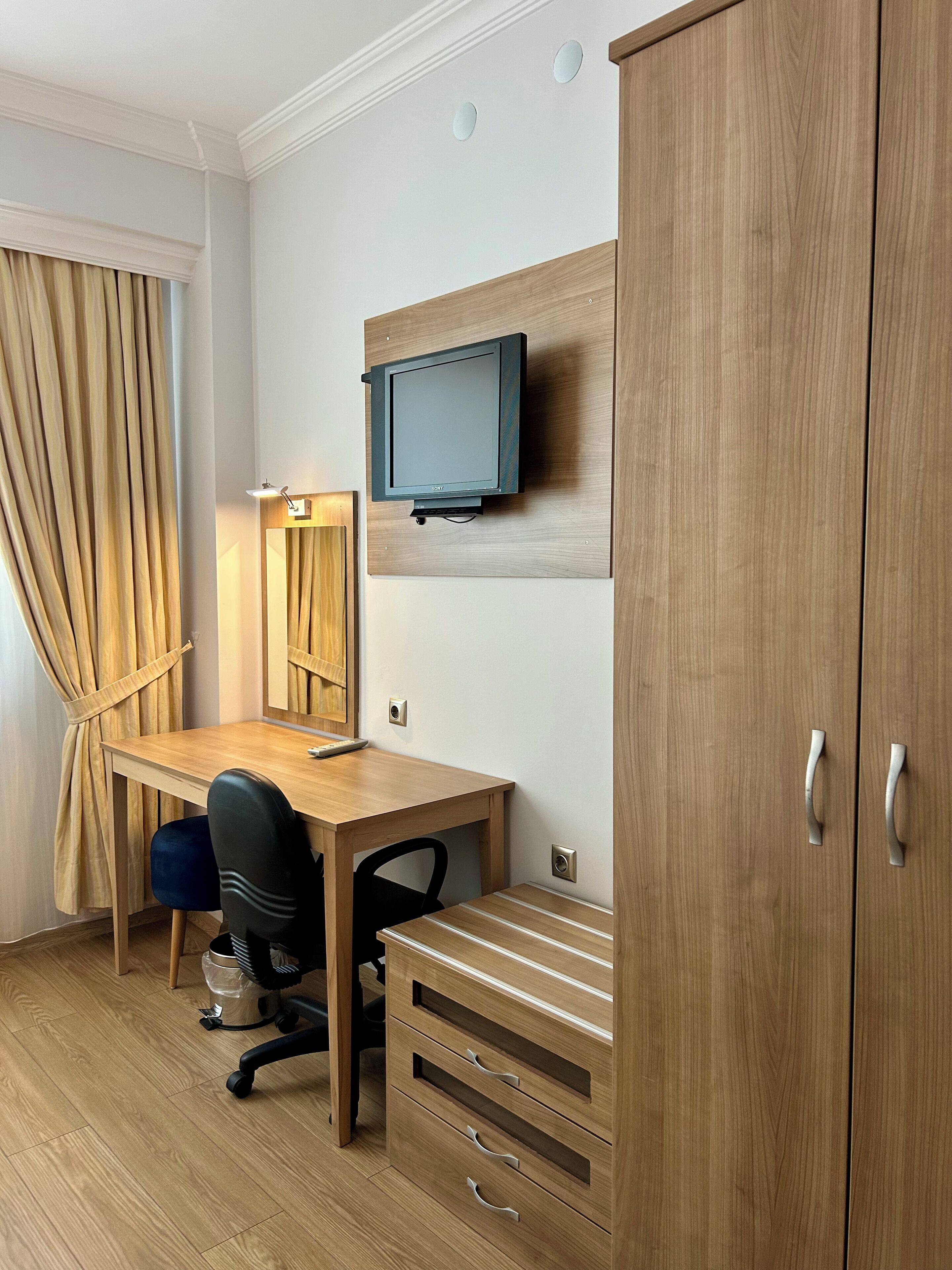 Phòng đơn Tiêu chuẩn, quang cảnh sân vườn | Minibar, két bảo mật tại phòng, bàn 