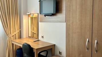 Phòng đơn Tiêu chuẩn, quang cảnh sân vườn | Minibar, két bảo mật tại phòng, bàn