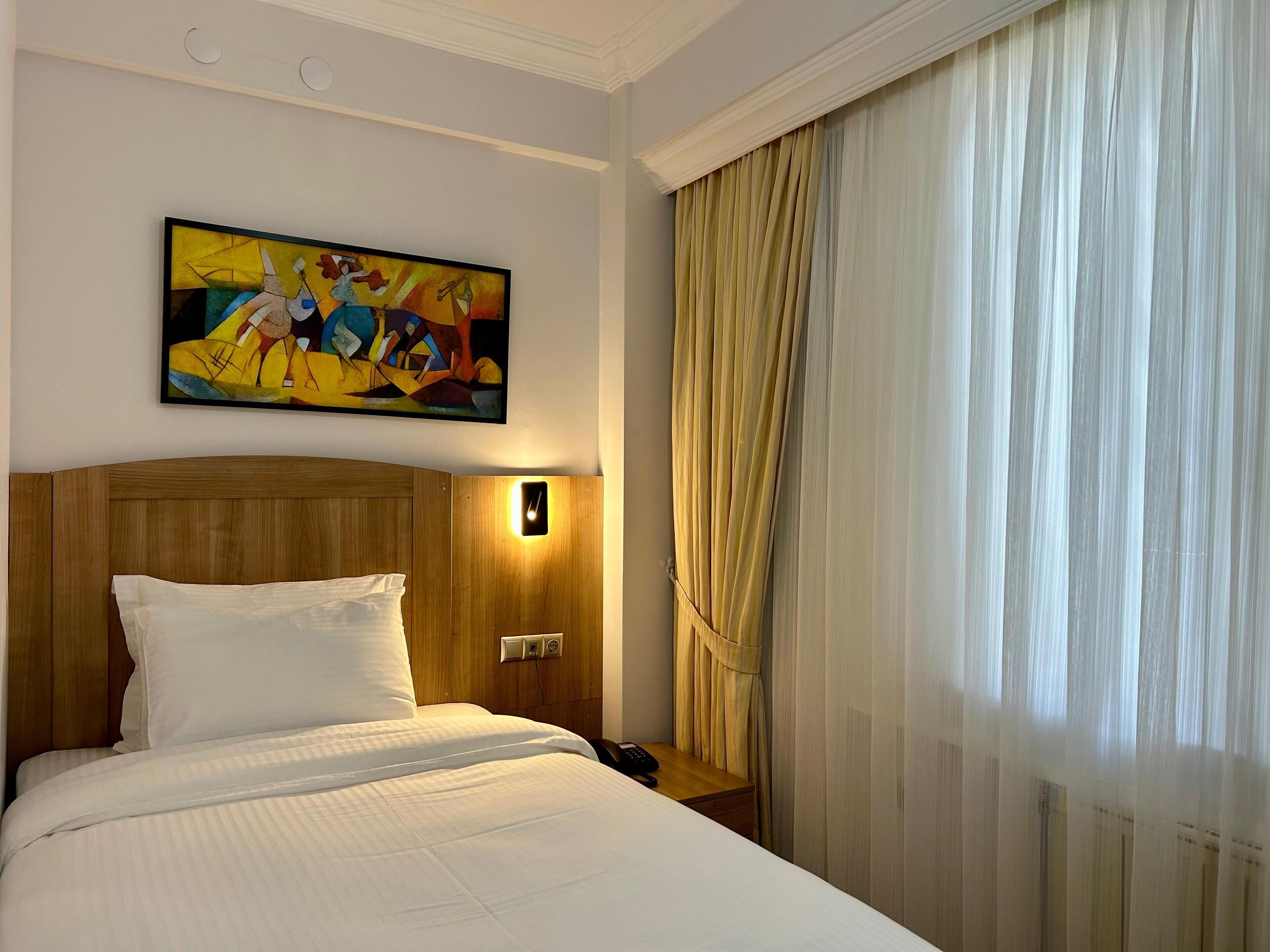 Chambre Simple Standard, 1 grand lit 1 place, vue cour intérieure | Minibar, coffres-forts dans les chambres, bureau