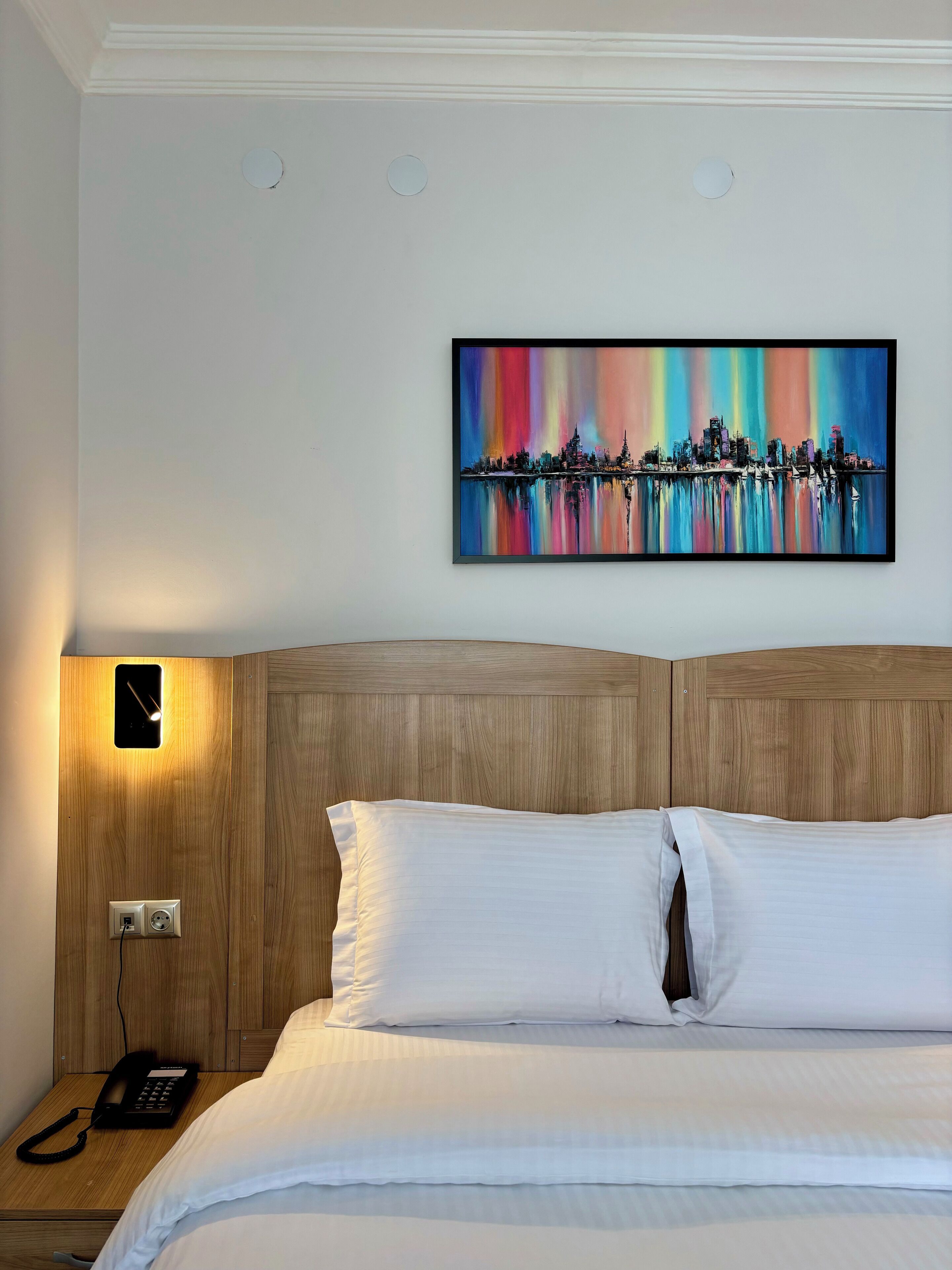 Familien-Dreibettzimmer, Stadtblick | Minibar, Zimmersafe, Schreibtisch, laptopgeeigneter Arbeitsplatz