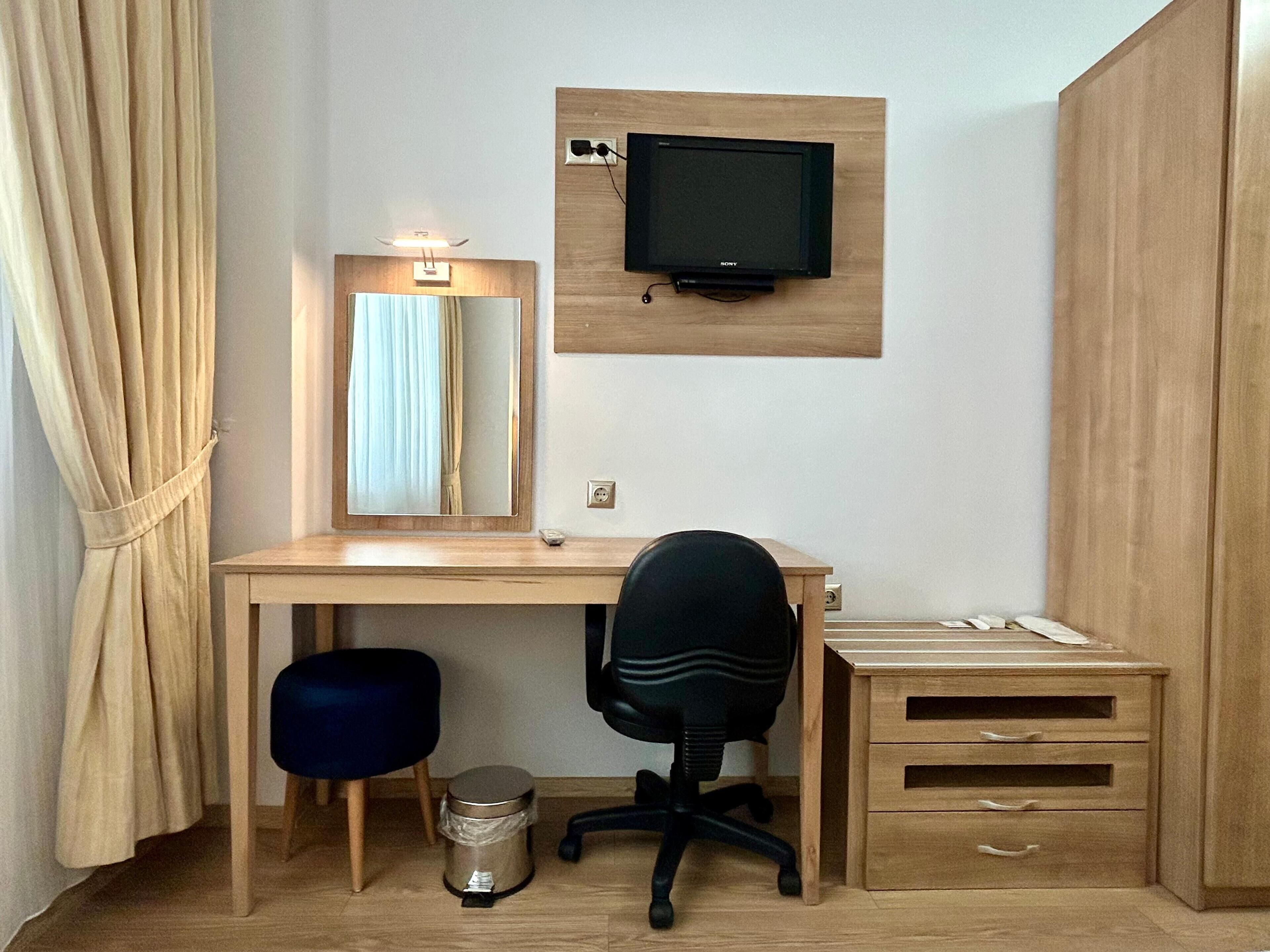 Chambre Double Standard pour 1 personne, vue cour intérieure | Minibar, coffres-forts dans les chambres, bureau