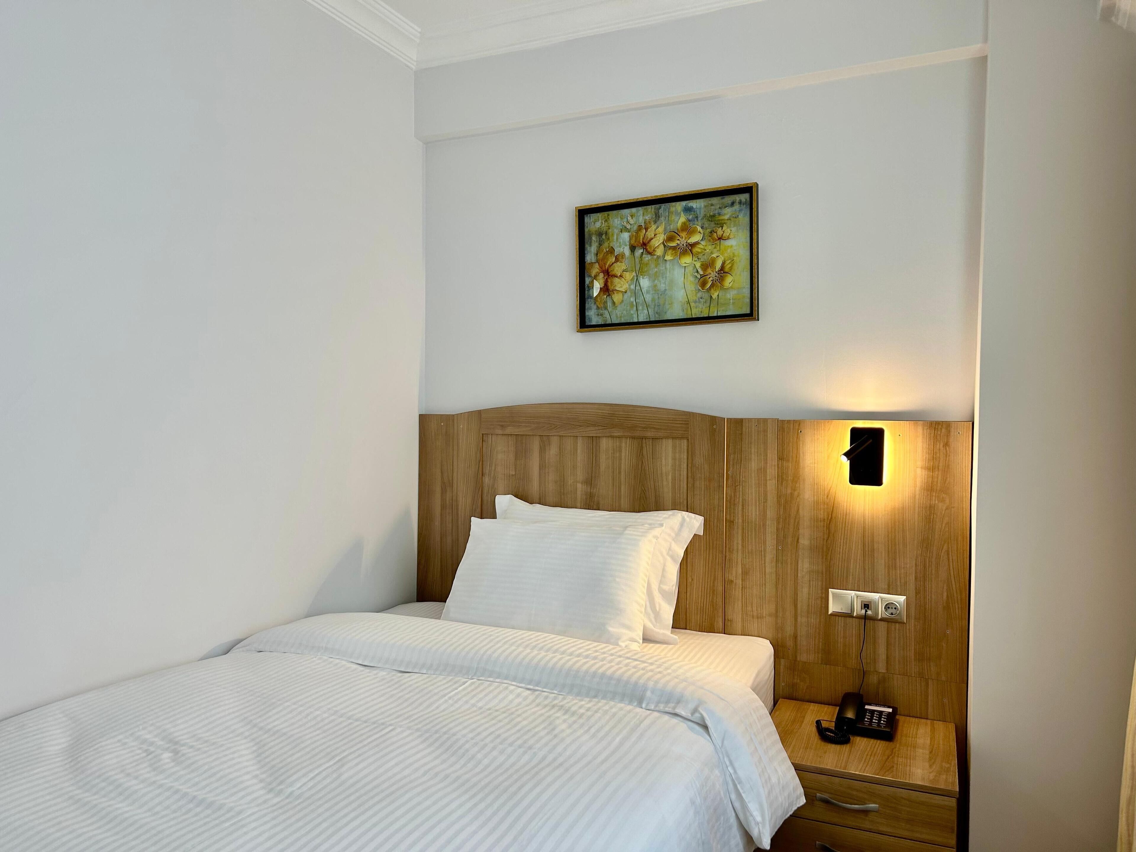 Chambre Double Standard pour 1 personne, vue cour intérieure | Minibar, coffres-forts dans les chambres, bureau