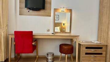 In-room safe, desk, laptop workspace, free WiFi