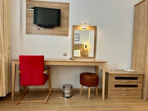 خزنة داخل الغرفة ومكتب ومساحة عمل للكمبيوتر المحمول وواي فاي مجانًا