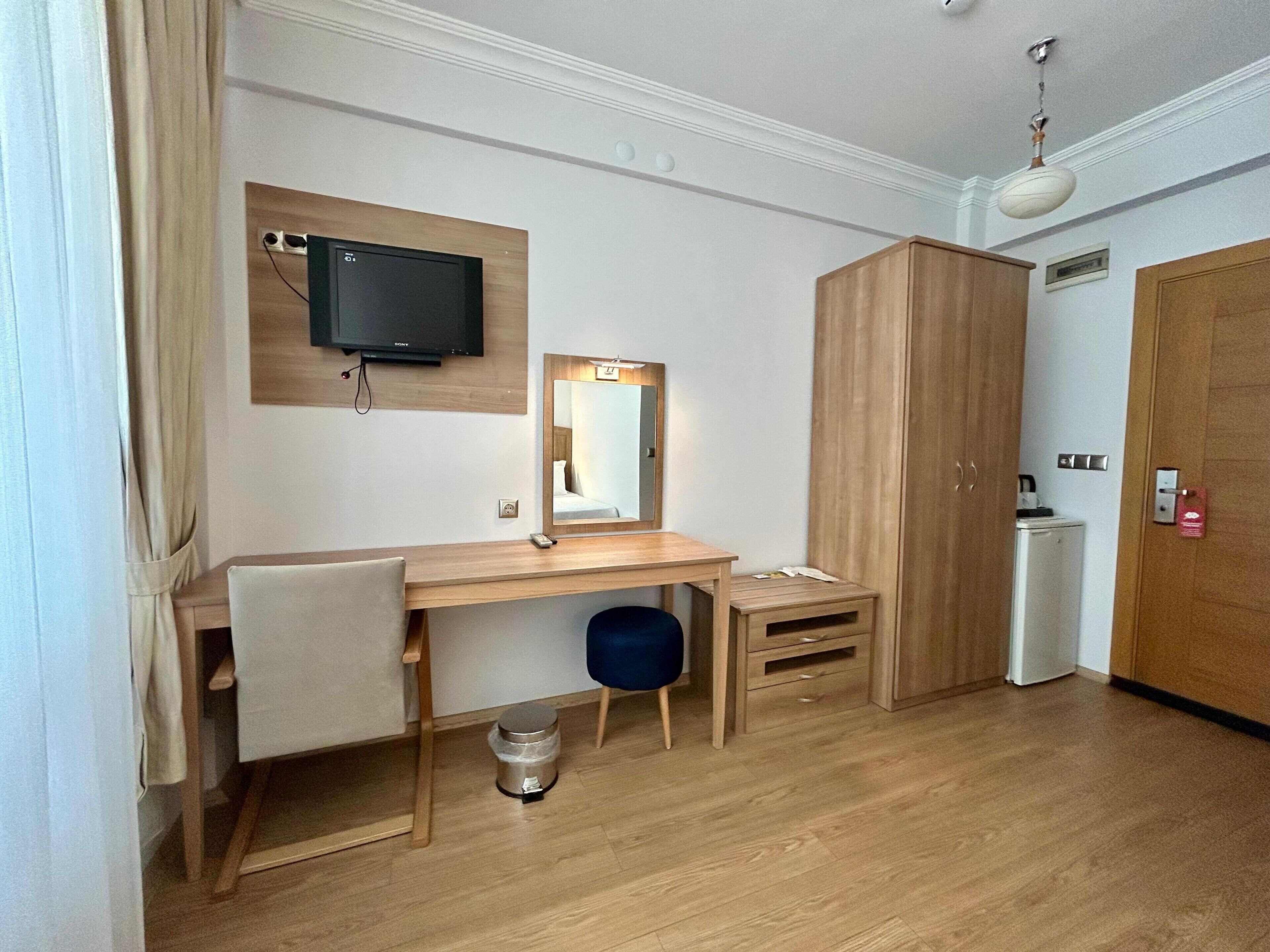 Chambre Standard avec lits jumeaux, 2 lits une place, vue ville | Minibar, coffres-forts dans les chambres, bureau