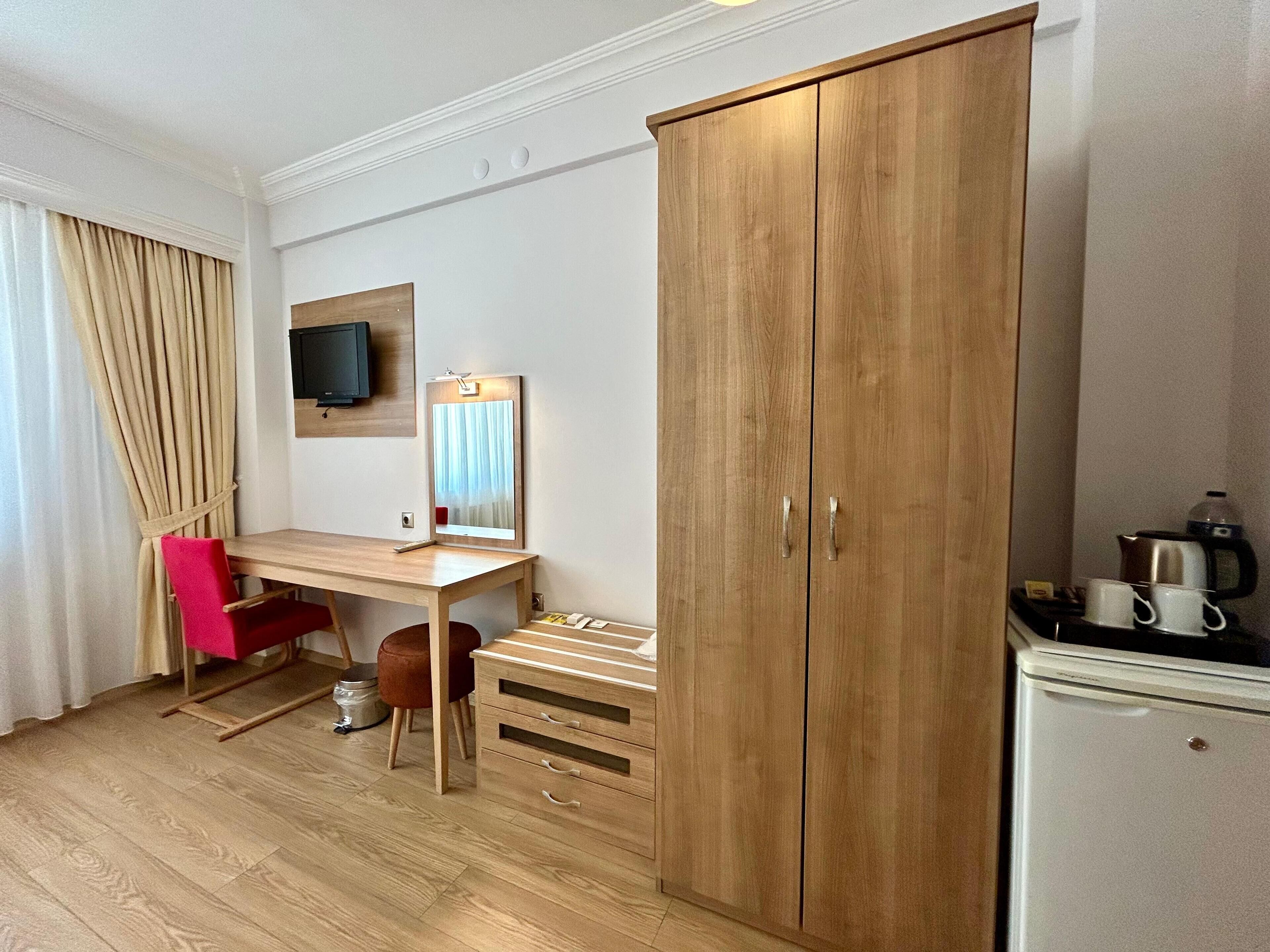 Chambre Double Standard, 1 grand lit, vue ville | Minibar, coffres-forts dans les chambres, bureau