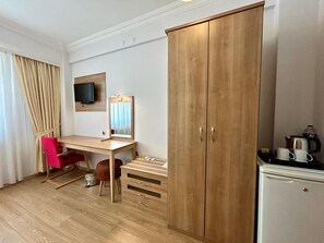 غرفة عادية لاثنين - منظر للمدينة | خزنة داخل الغرفة ومكتب ومساحة عمل للكمبيوتر المحمول وواي فاي مجانًا