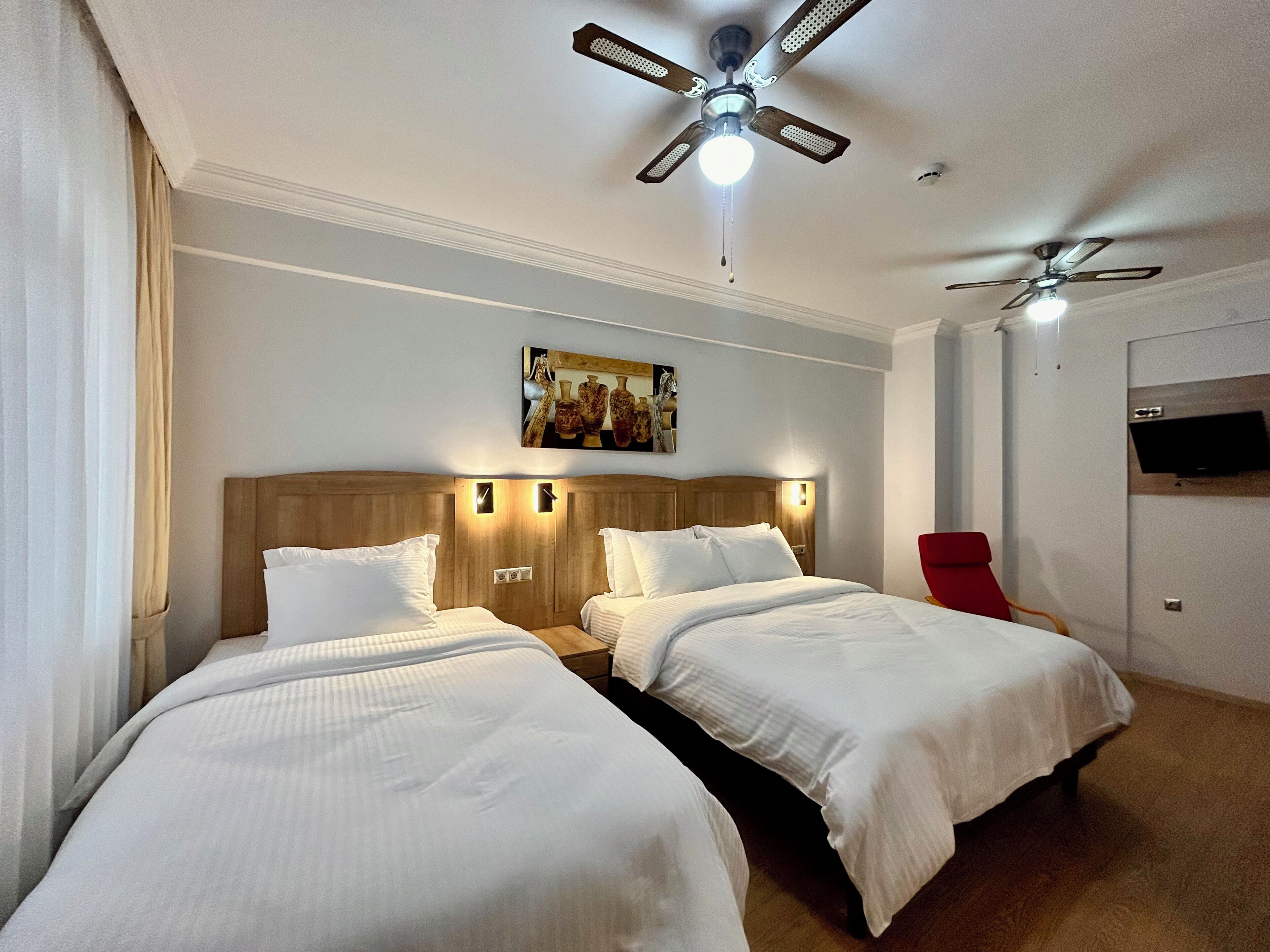 Chambre Triple Standard, vue cour intérieure | Minibar, coffres-forts dans les chambres, bureau