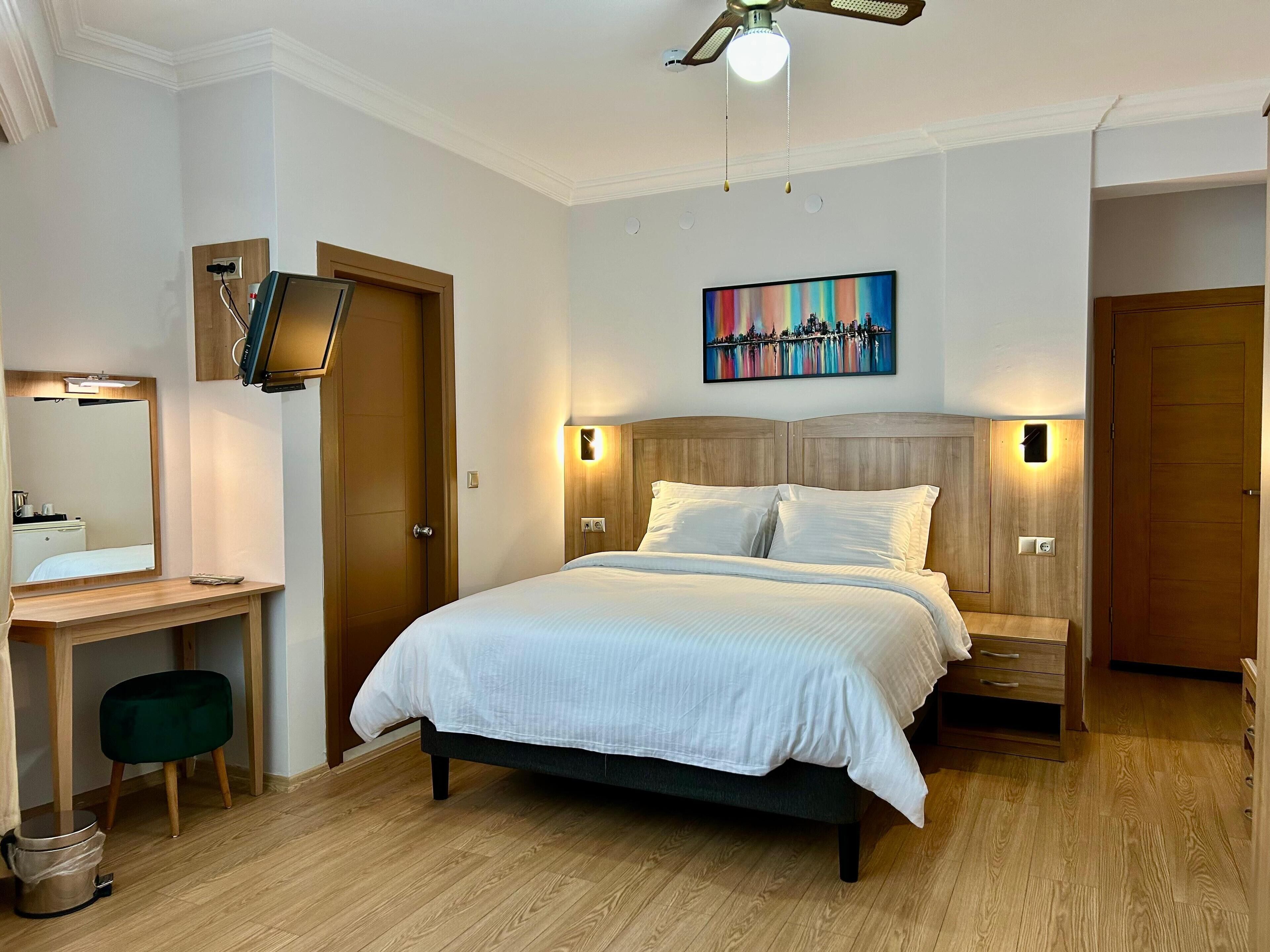 家庭三人房, 城市景观 | 迷你吧、客房内保险箱、办公桌、笔记本电脑工作区