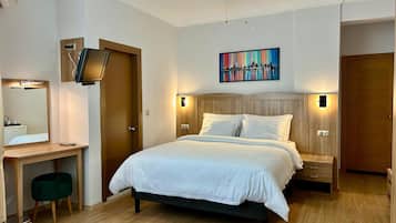 Phòng 3 dành cho gia đình, quang cảnh thành phố | Minibar, két bảo mật tại phòng, bàn