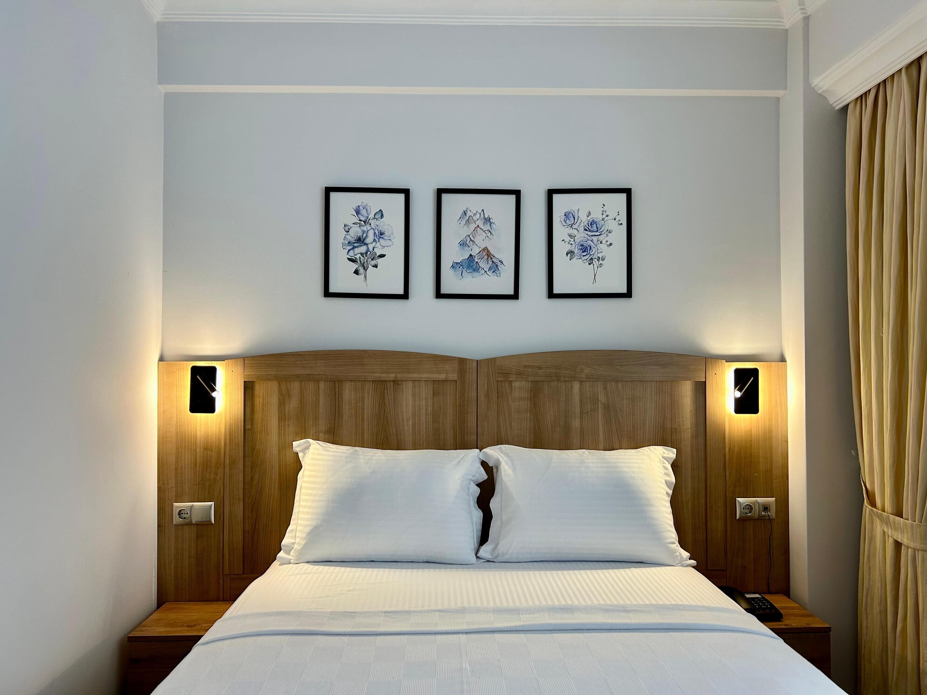 Chambre Double Standard, 1 grand lit, vue ville | Minibar, coffres-forts dans les chambres, bureau