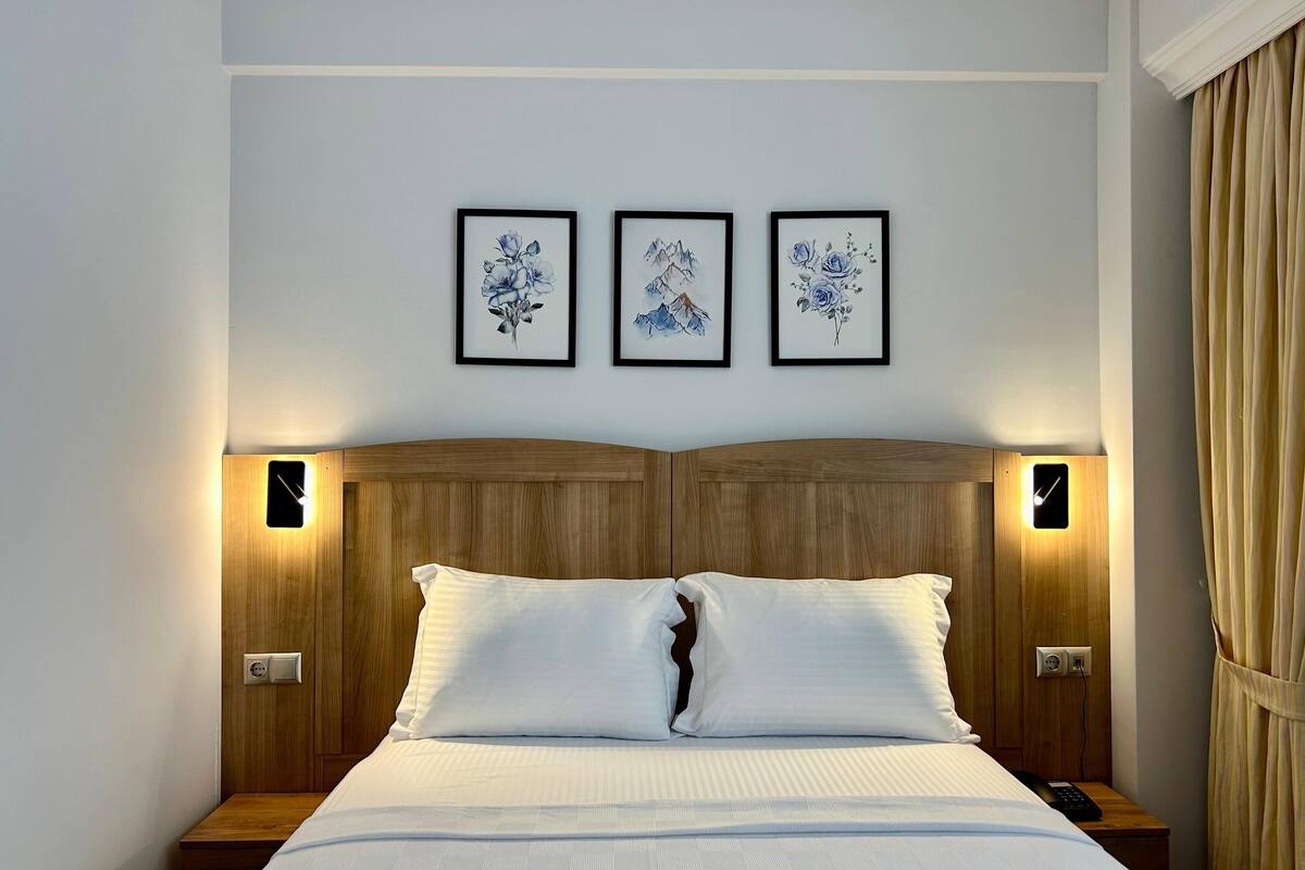 Standard Double Room, 1 Queen Bed, City View | Minibar, in-room safe, desk, laptop workspace