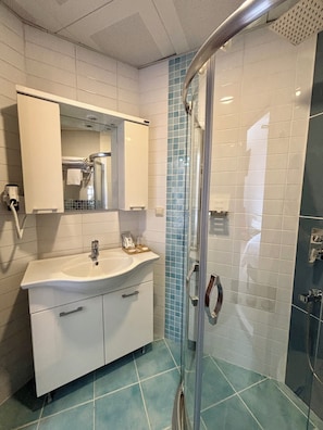 Family Triple Room, City View | Bathroom | Shower, free toiletries, hair dryer, slippers - Casa Liva Otel Eskişehir (Eskişehir)