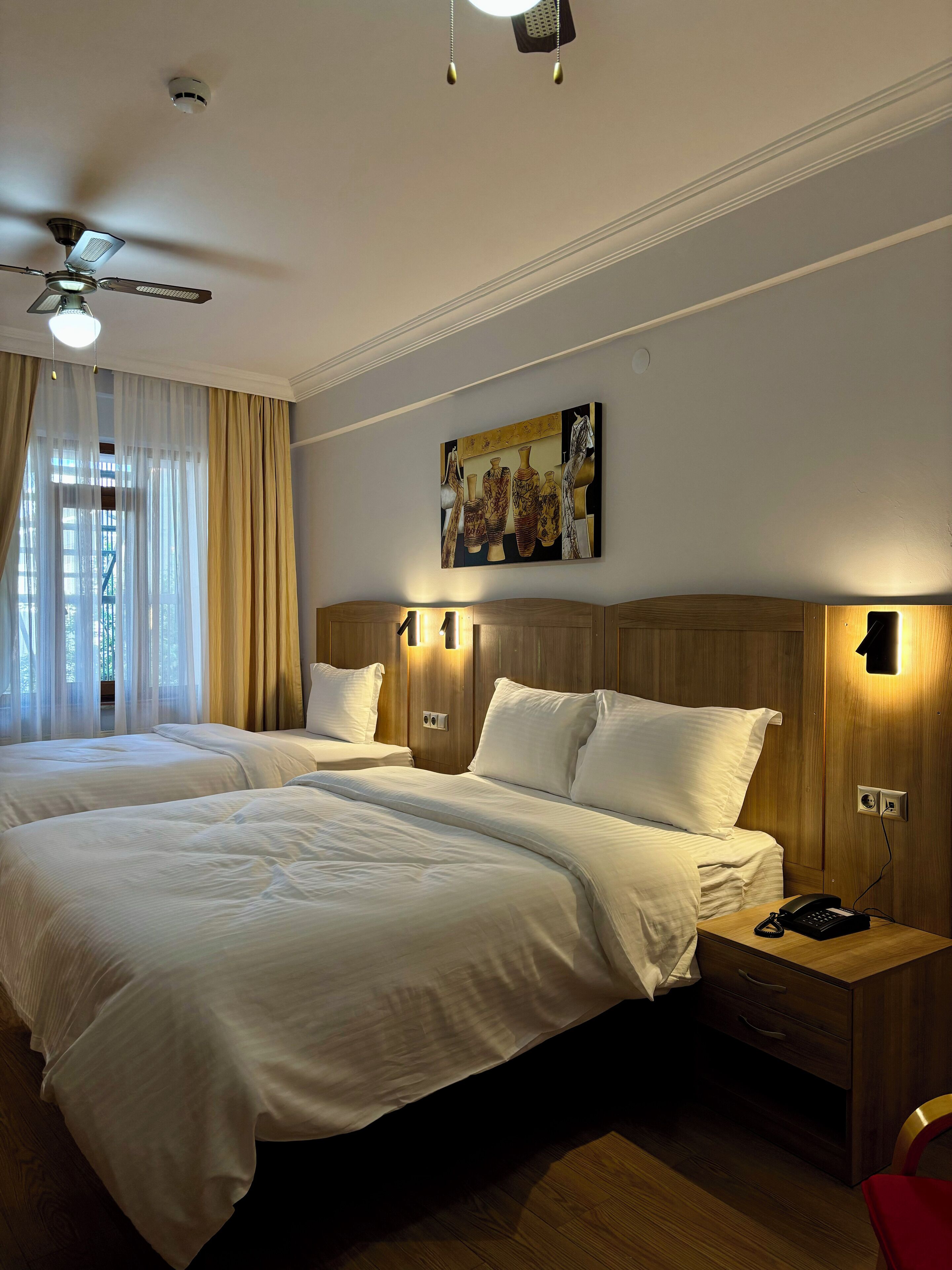 Tripla Standard, vista cortile | Minibar, una cassaforte in camera, una scrivania, postazione laptop