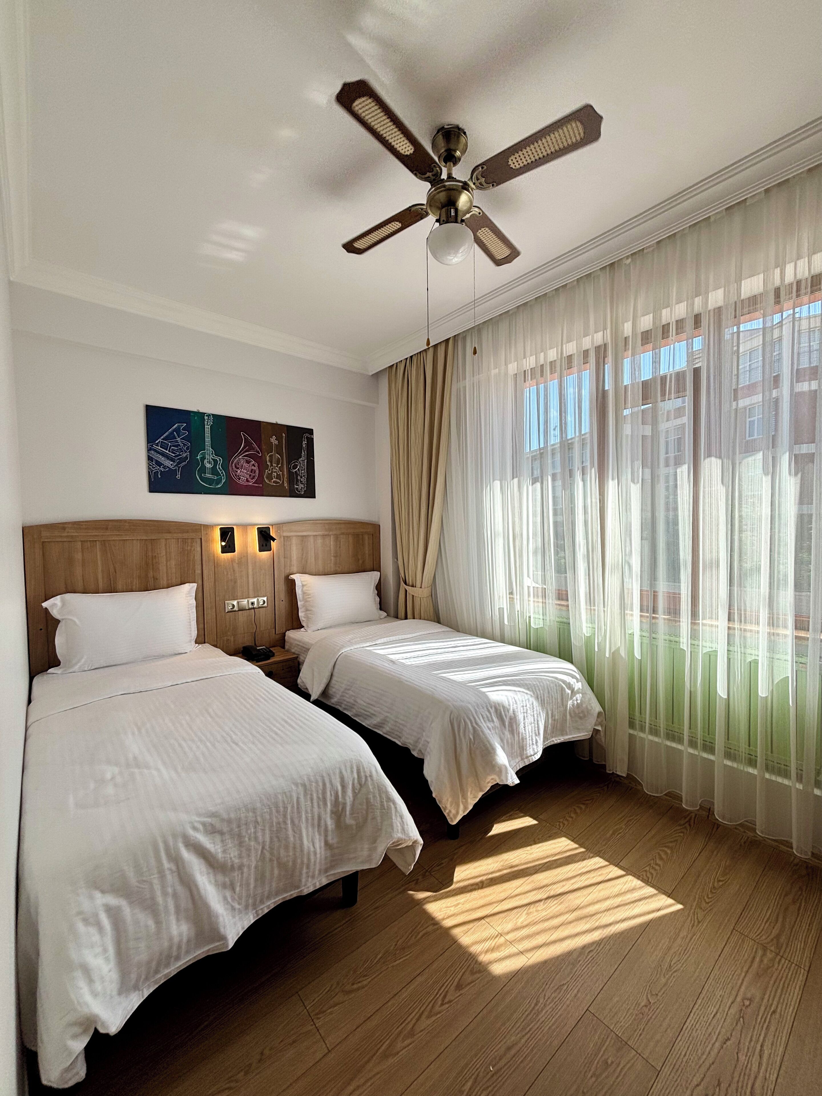 Chambre Standard avec lits jumeaux, 2 lits une place, vue ville | Minibar, coffres-forts dans les chambres, bureau