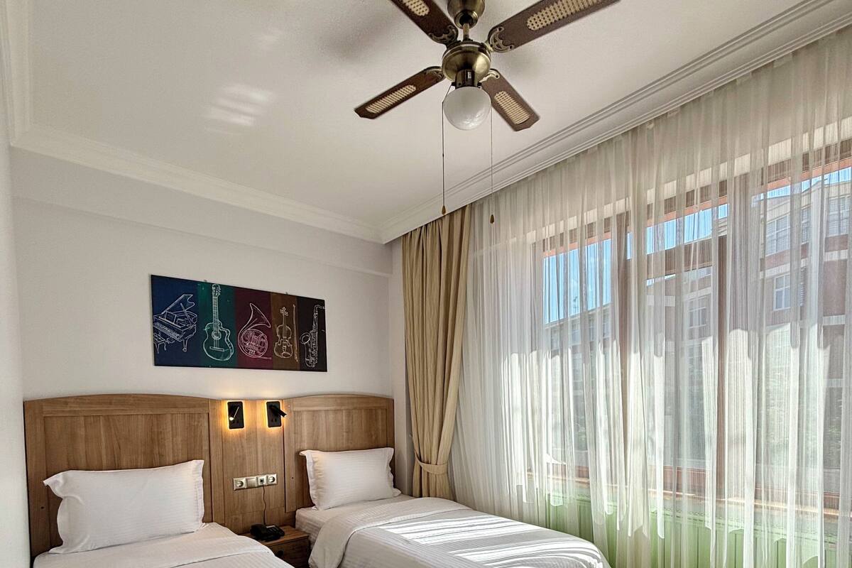 Standard Twin Room, 2 Twin Beds, City View | Minibar, in-room safe, desk, laptop workspace