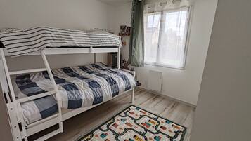 2 bedrooms, iron/ironing board, WiFi, bed sheets