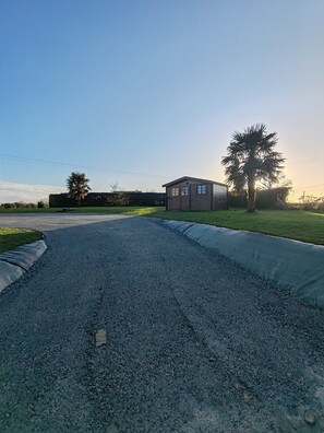 Property grounds - Gîte De L'entre 2 Côtes: Private Terrace, Garden & Wi-Fi in Vindefontaine (Vindefontaine)